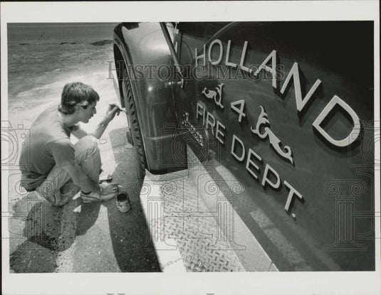 1989 Press Photo Fire Department's Patrick Moran Paints Trim on Engine, MA- Historic Images