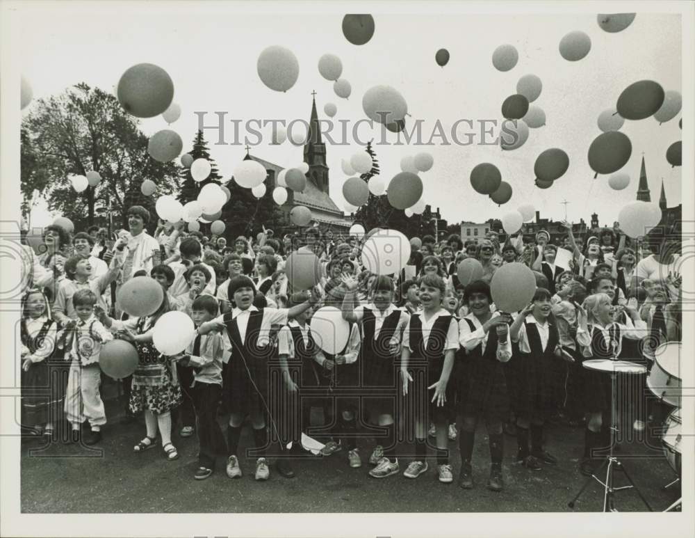 1983 Press Photo Children launch balloons at Mater Delorosa ground breaking.- Historic Images