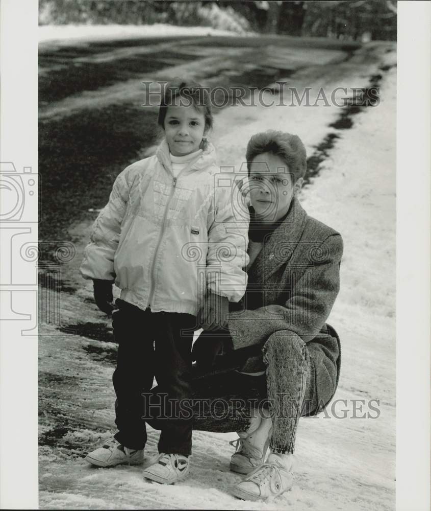 1992 Press Photo Sarah Gemme, Mom Betsy at School Bus Stop, Chester, MA- Historic Images