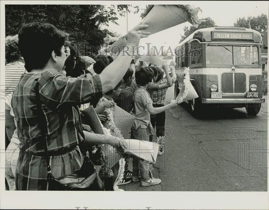 1986 Press Photo Crowd Waves as Dr. Seuss's Bus Arrives Mulberry Street, MA- Historic Images