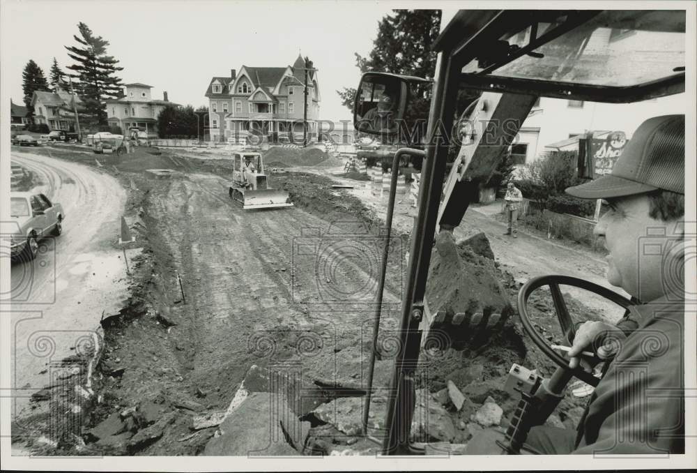 1989 Press Photo Workers Straighten Curve on Route 9 in Northampton, MA- Historic Images