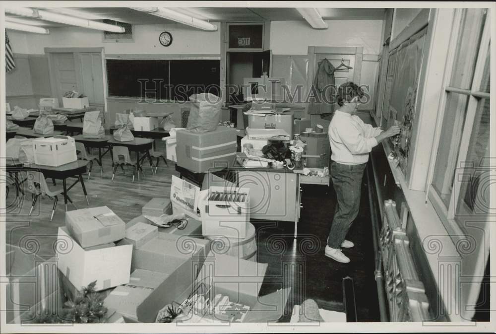 1990 Press Photo Gilbert School Teacher Diane Murray Sets up Her Classroom, MA- Historic Images