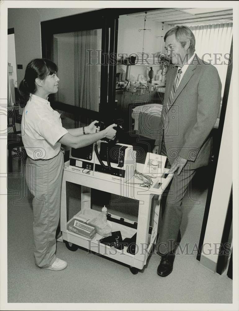 Press Photo Nurse Suzanne Donovan Explains Cardiac Monitor to Bill Zwemke, MA- Historic Images