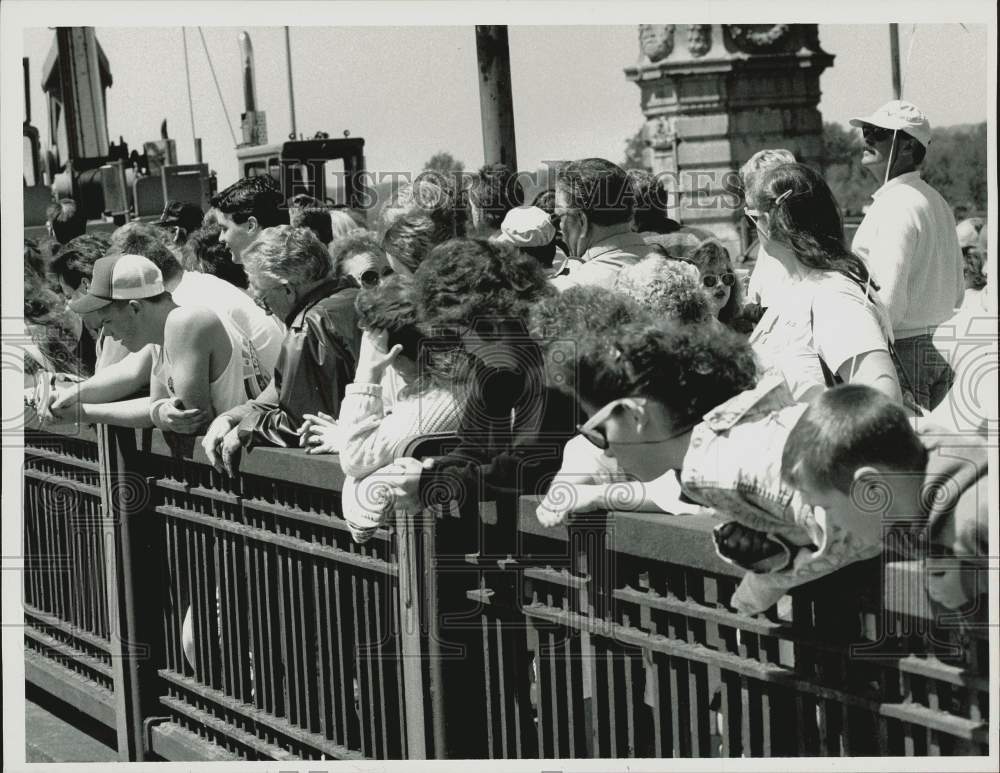 1990 Press Photo Crowd at Lucky Duck Race on Memorial Bridge, Springfield, MA- Historic Images