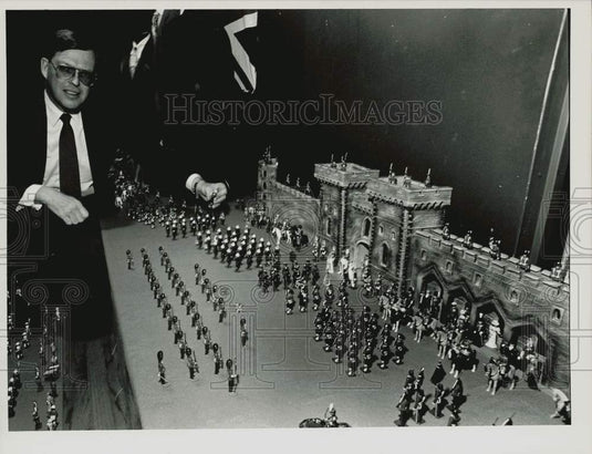 1990 Press Photo Edwin F. Lyman with Model of British Palace & Ceremony, MA- Historic Images