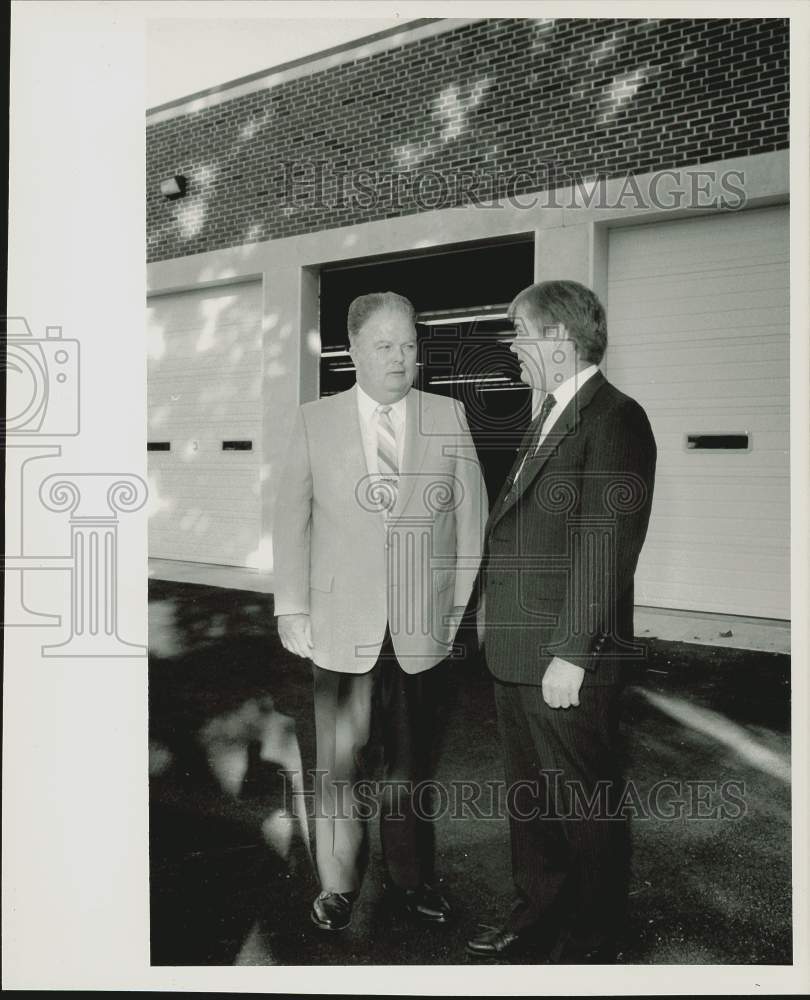 1988 Press Photo Police Chief Thomas McNamara &amp; Selectman James Russell.- Historic Images