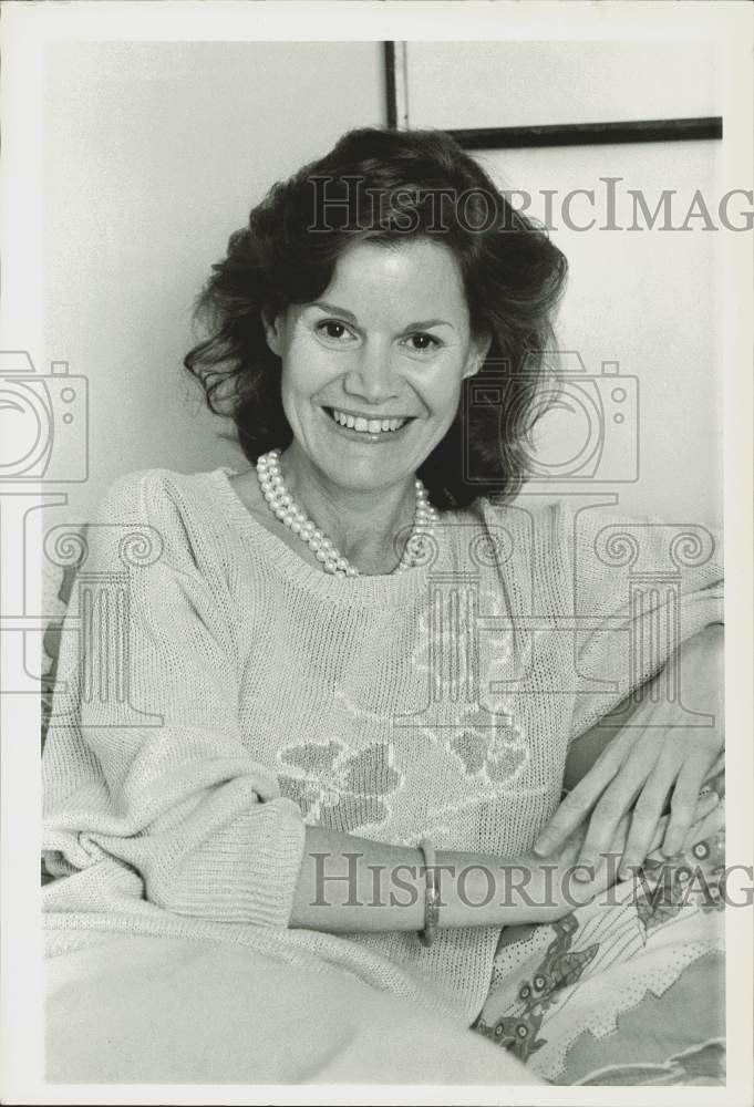 1985 Press Photo Judy Blume, children&#39;s author, interviewed in Chicago.- Historic Images