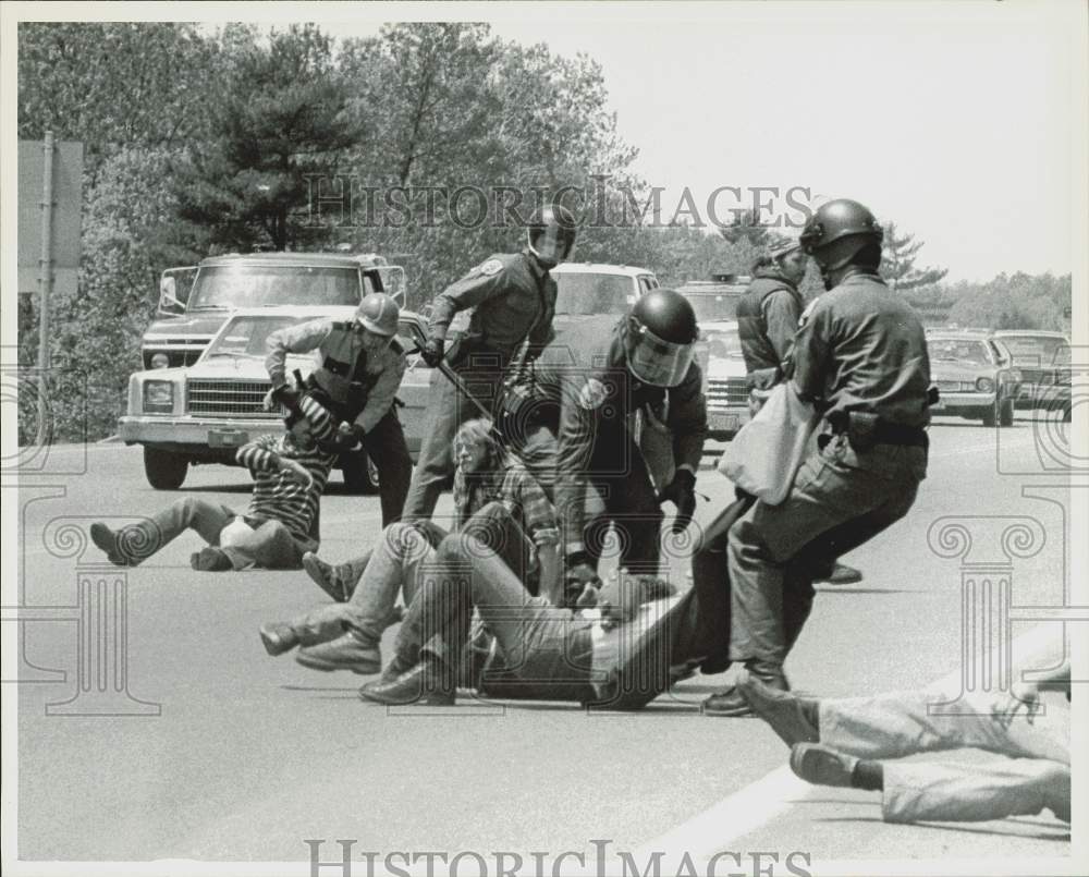 1980 Press Photo Police Drag Anti-Nuclear Protesters from Route 7, Seabrook, NH- Historic Images