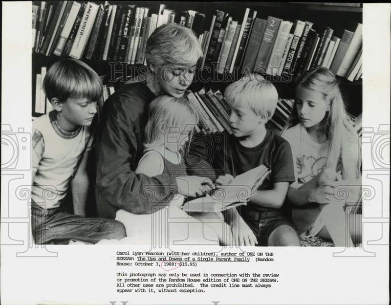 Load image into Gallery viewer, 1988 Press Photo Author Carol Lynn Pearson with Her Children - srp02931
