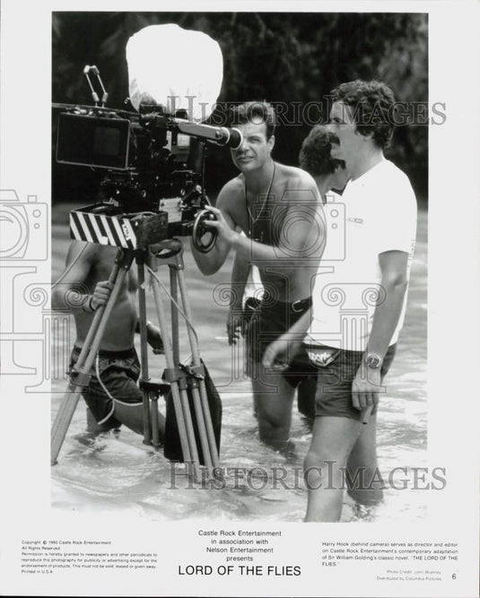 1990 Press Photo Director Harry Hook on "Lord of the Flies" Movie Set- Historic Images