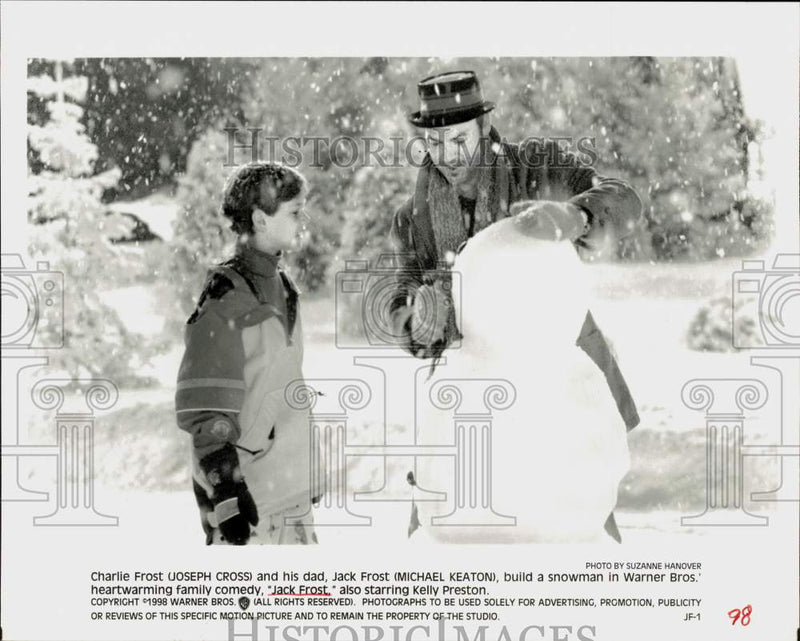 Load image into Gallery viewer, 1998 Press Photo Joseph Cross and Michael Keaton in a scene from "Jack Frost."
