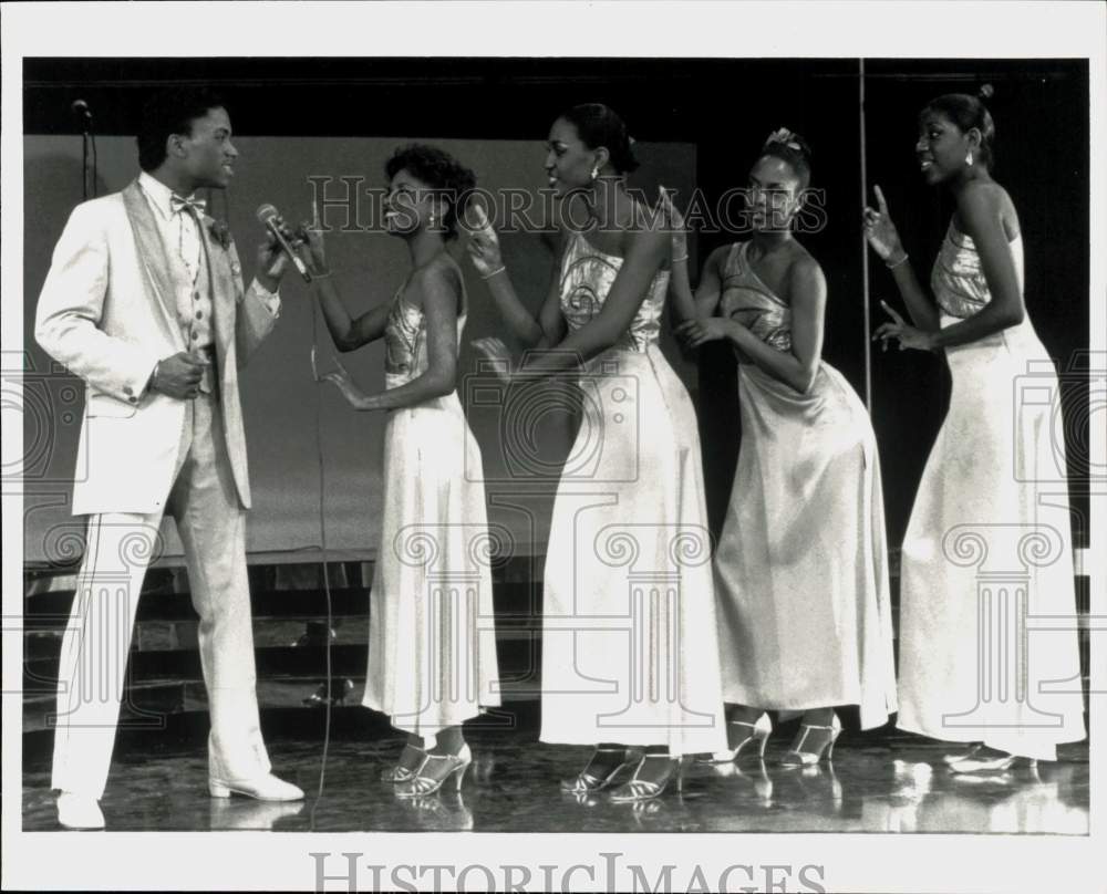 Press Photo The cast in a scene from &quot;Dancin&#39; in the Street.&quot; - srp17579- Historic Images