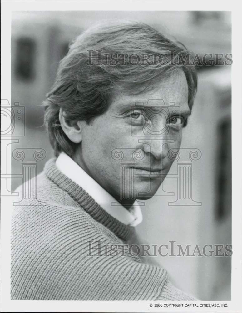 1986 Press Photo Actor Charles Dance in &quot;Out on a Limb&quot; - srp18462- Historic Images