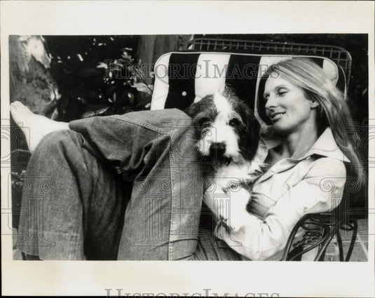 1976 Press Photo Cloris Leachman with Her Dog in "The Growling Gourmet"- Historic Images