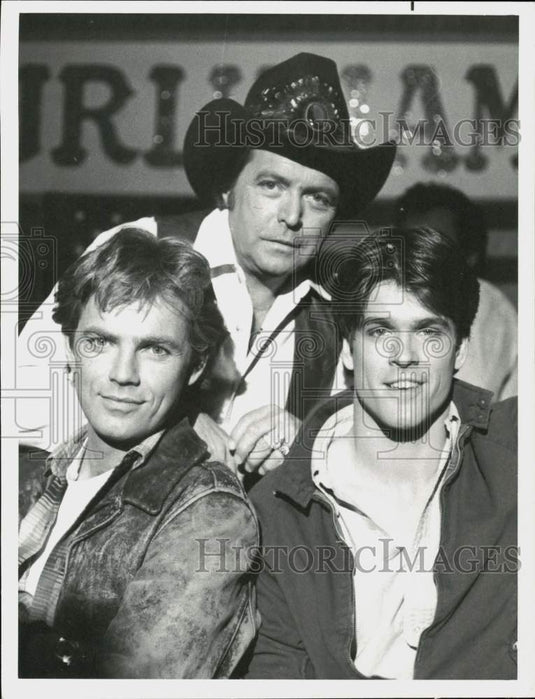 1984 Press Photo Bruce Greenwood, J.T. Terlesky, Mickey Gilley in "Legmen"- Historic Images