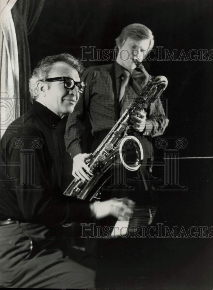 Load image into Gallery viewer, 1972 Press Photo Musicians Dave Brubeck &amp; Gerry Mulligan - srp26623
