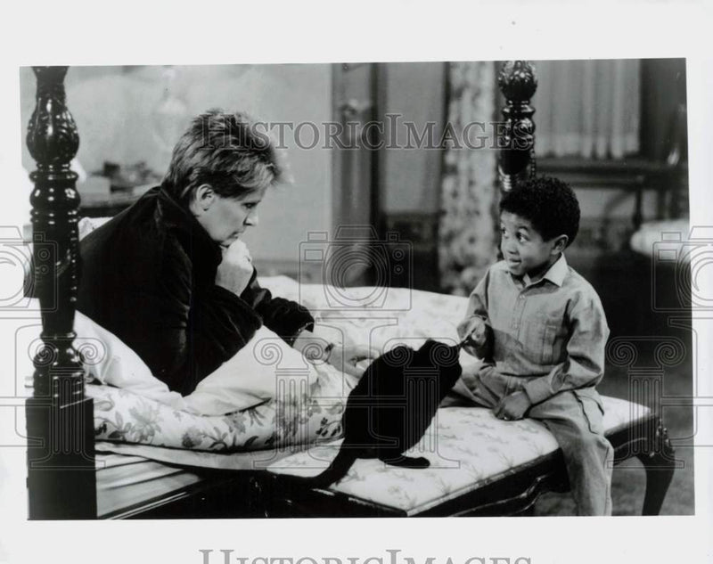 Load image into Gallery viewer, Press Photo Emmanuel Lewis &amp; Susan Clark on "Webster" TV Show - srp30136
