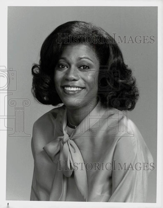 1977 Press Photo Actress Bebe Drake Hooks in "Sanford Arms" TV Series- Historic Images