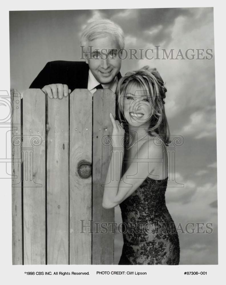 Load image into Gallery viewer, 1998 Press Photo Peter Funt, Suzanne Somers Co-Host "Candid Camera" - srp30569
