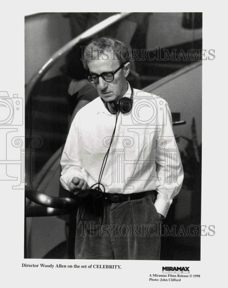 Load image into Gallery viewer, 1998 Press Photo Director Woody Allen on the Set of "Celebrity" - srp31032
