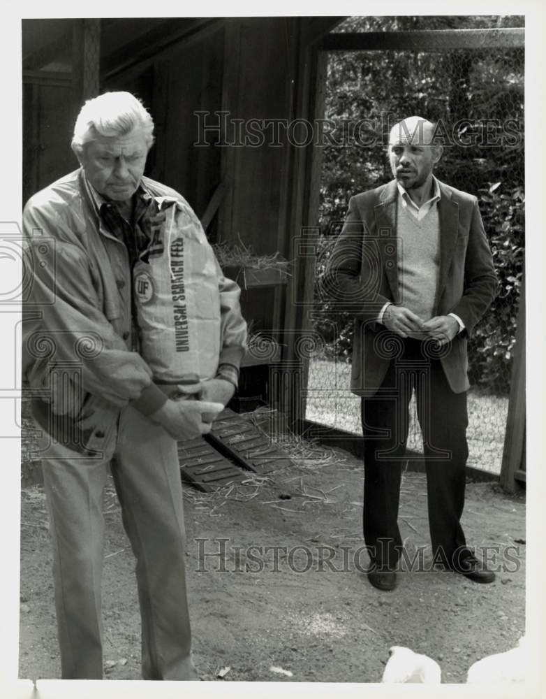 Load image into Gallery viewer, 1986 Press Photo Hector Elizondo &amp; Andy Griffith on "Matlock" - srp31905
