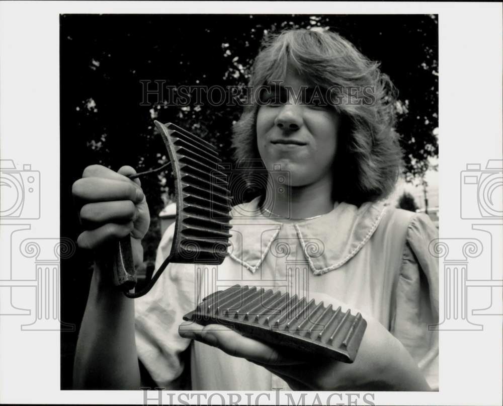 1985 Press Photo Deborah Garrity Shows Ruffle Iron at Storrowton Village- Historic Images