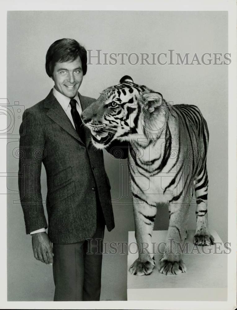 1980 Press Photo Jim Stafford with Tiger on &quot;Those Amazing Animals&quot; Show on ABC- Historic Images