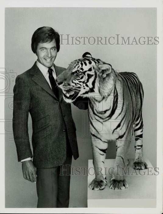 1980 Press Photo Jim Stafford with Tiger on "Those Amazing Animals" Show on ABC- Historic Images
