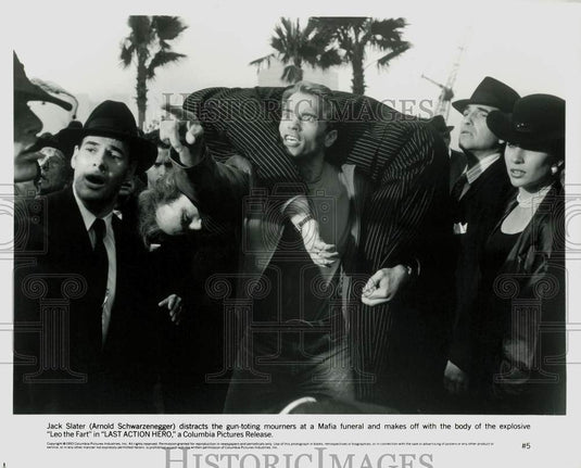 1993 Press Photo Actor Arnold Schwarzenegger in "Last Action Hero" Movie Scene- Historic Images