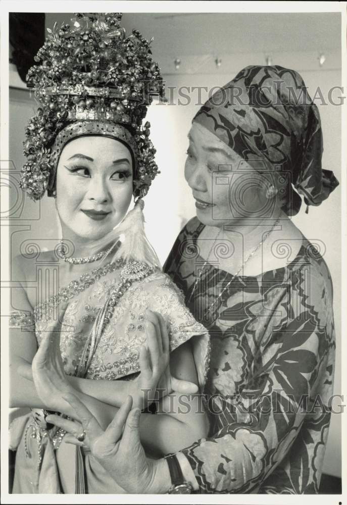 1989 Press Photo Mother-Daughter Actors Yuriko, Susan Kikuchi Backstage in NYC- Historic Images