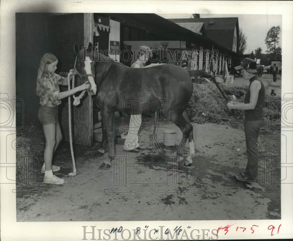 1975 Press Photo Dorothy Holmes and Children at New York State Fair Horse Show- Historic Images