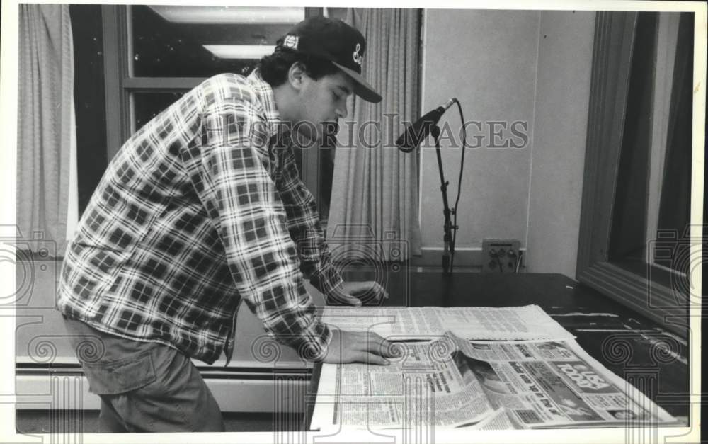 1990 Press Photo Alf Azal at Colgate University Campus Radio Station - sya02616- Historic Images