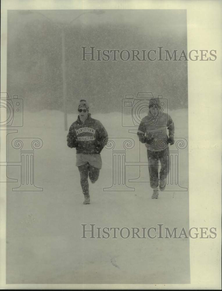 1986 Press Photo Runners Jogging in Snow at Syracuse University Oswego Campus- Historic Images