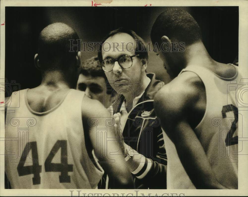 1984 Press Photo Syracuse Coach Jim Boeheim with Basketball Players - sya04025- Historic Images