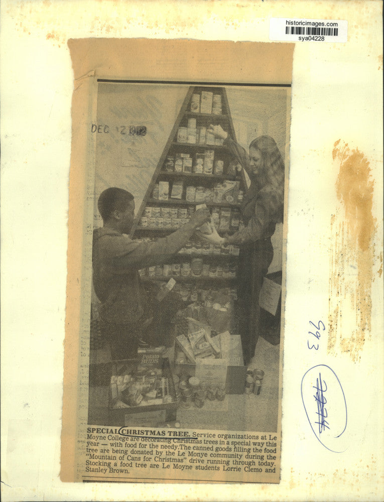 1972 Press Photo LeMoyne College Students at Christmas Tree Food Pantry