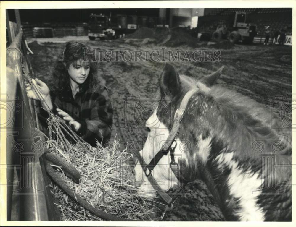 1990 Press Photo Trick Rider Brandy Crago with Horse at War Memorial Rodeo- Historic Images