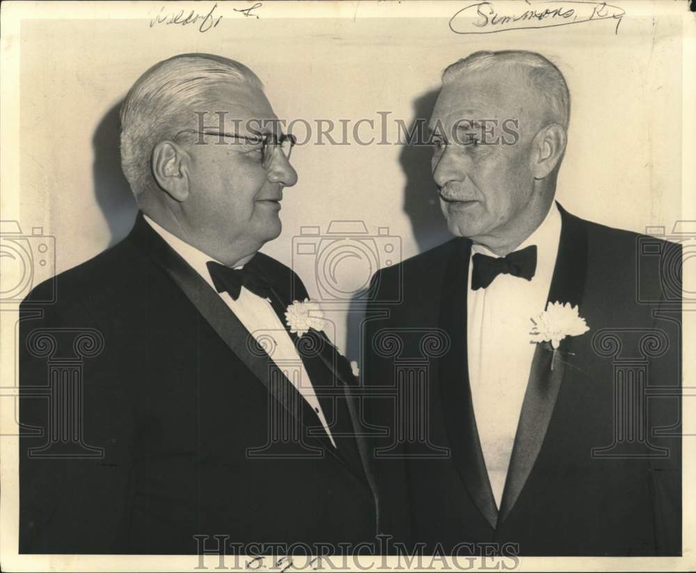 1966 Press Photo Roy Simmons with Football Lynn "Pappy" Waldorf- Historic Images