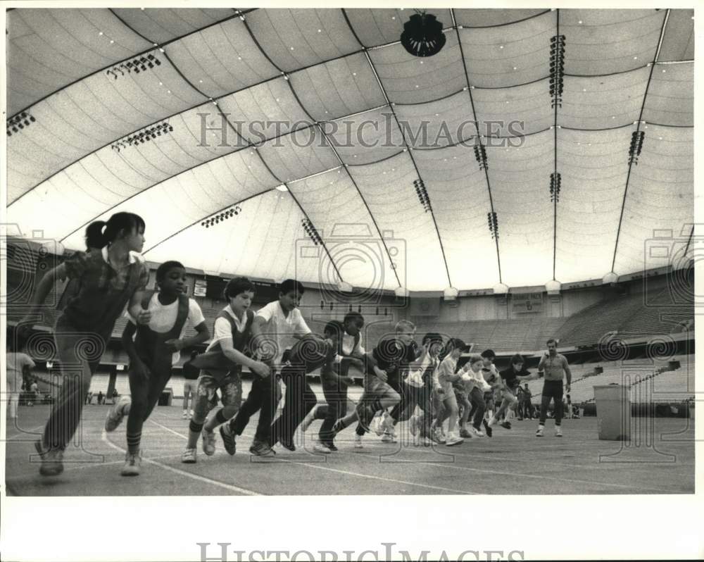 1987 Press Photo Students Running at Carrier Dome Event - sya05241- Historic Images