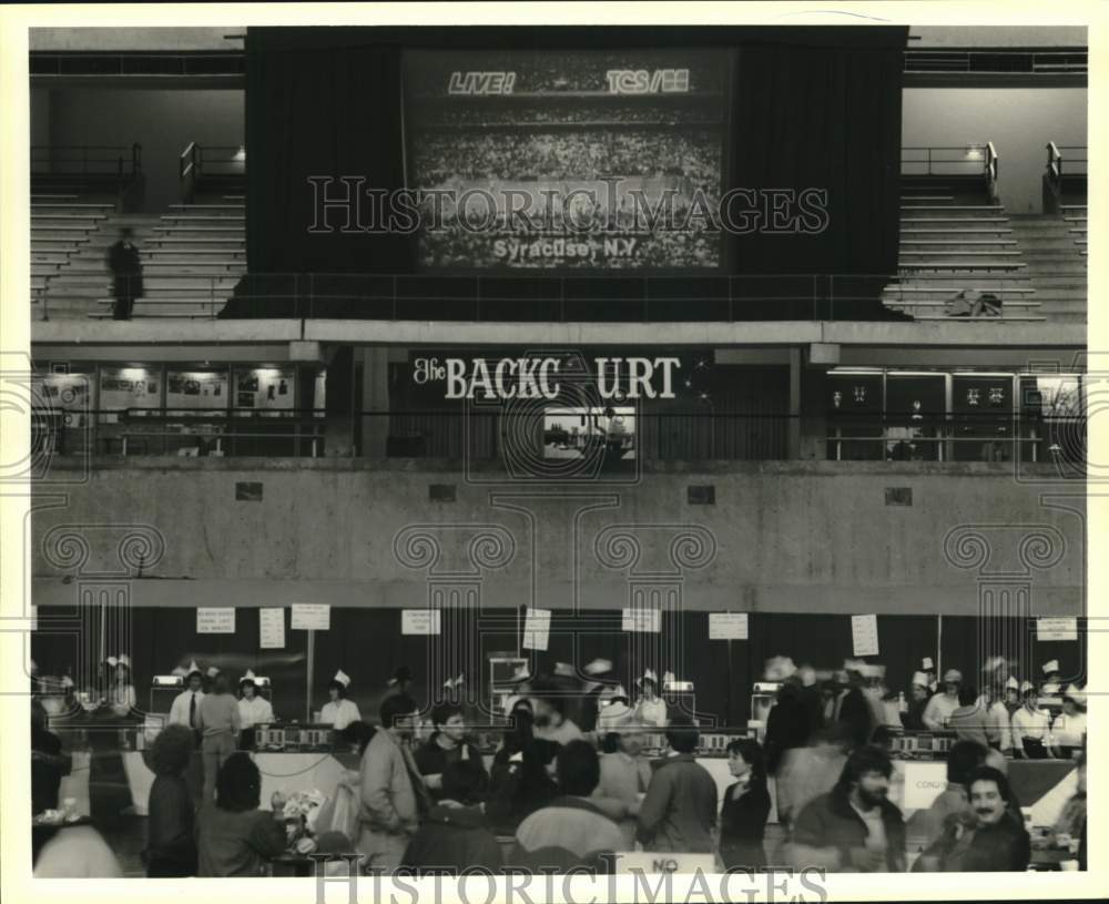 Press Photo Fans at Syracuse University Carrier Dome Concessions and View Screen- Historic Images