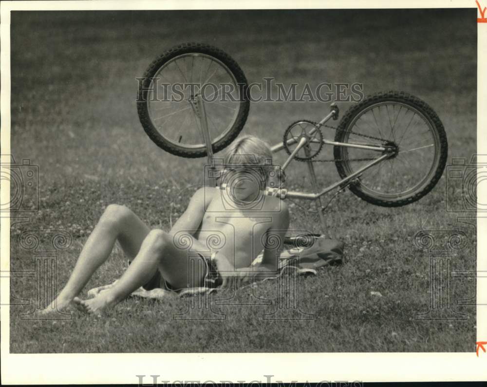 1985 Press Photo Darryl Start, New Jersey Drummer at Emerson Park with Bicycle- Historic Images