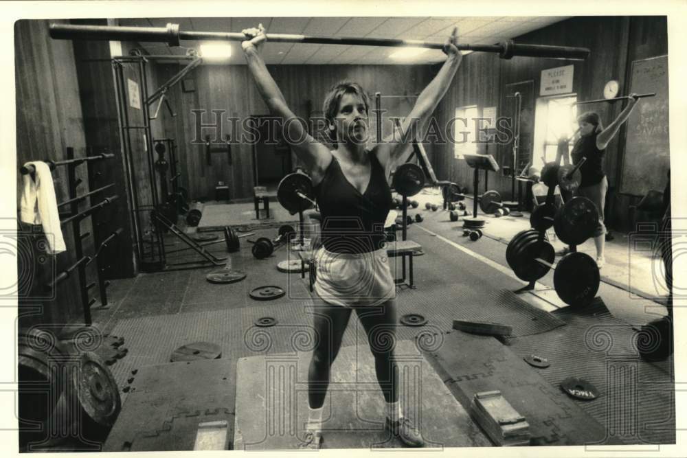 1984 Press Photo Women Training at the YMCA Weight Room in Downtown Syracuse- Historic Images