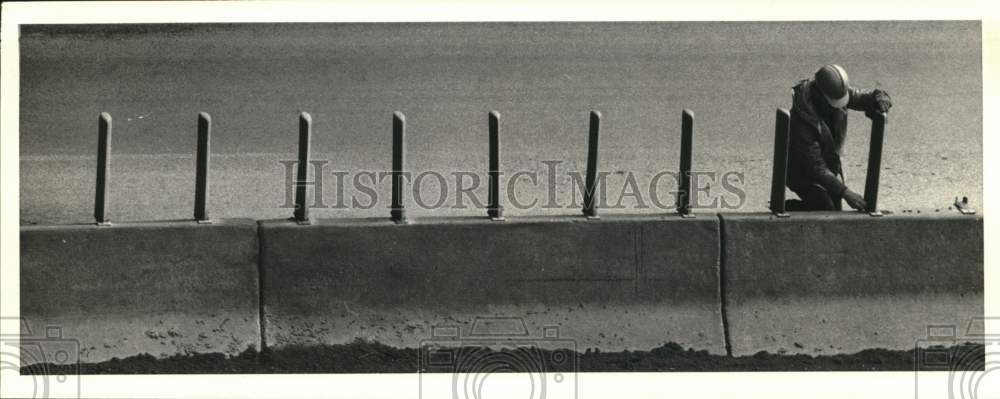 1988 Press Photo Michael Olesh, Construction Worker on Route 81 at Court Street