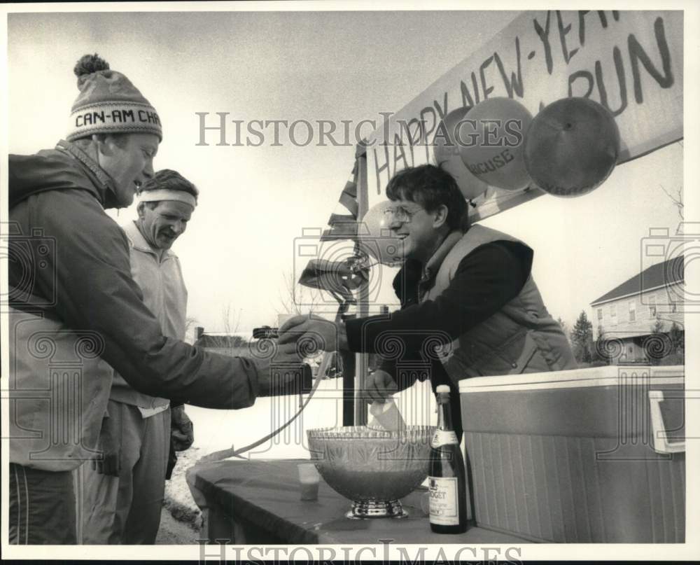 1988 Press Photo New Year Resolution Runners at Water Stop on Stonehenge Lane- Historic Images