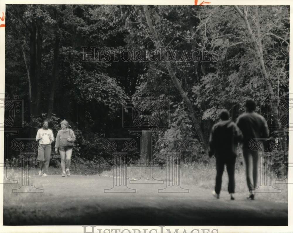 1986 Press Photo Runners at Onondaga Lake Park West Side Jogging Track- Historic Images