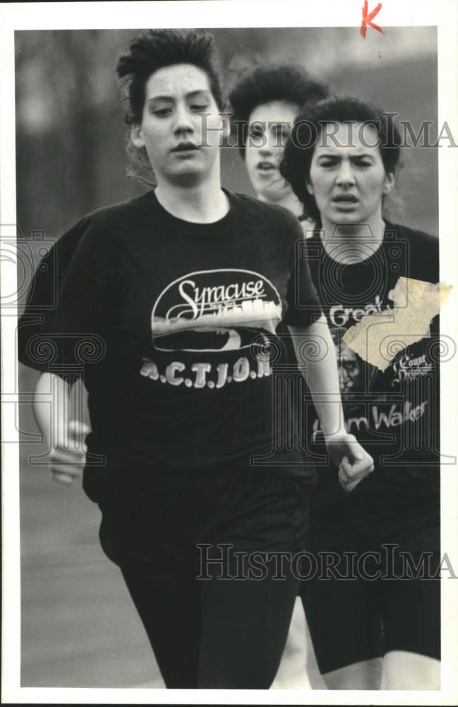 1990 Press Photo Jennifer Schoeberlein Running at Syracuse 1500 Meter Race- Historic Images