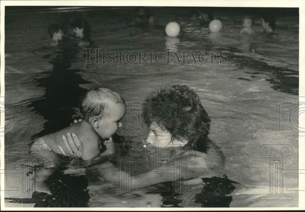 1987 Press Photo Patty Sherwood with Son Erik in Swimming Pool - sya06644- Historic Images