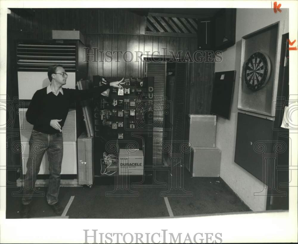 1988 Press Photo Chuck Wainwright Playing Dards at North East Dart Competition- Historic Images
