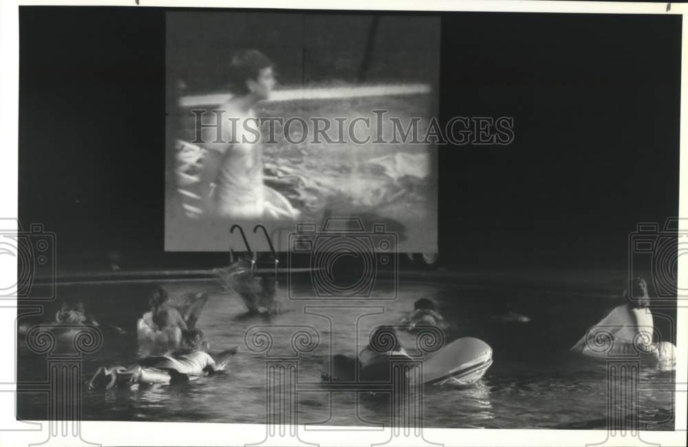 1990 Press Photo Children Floating on Rafts at Van Buren Park Pool Movie Screen- Historic Images