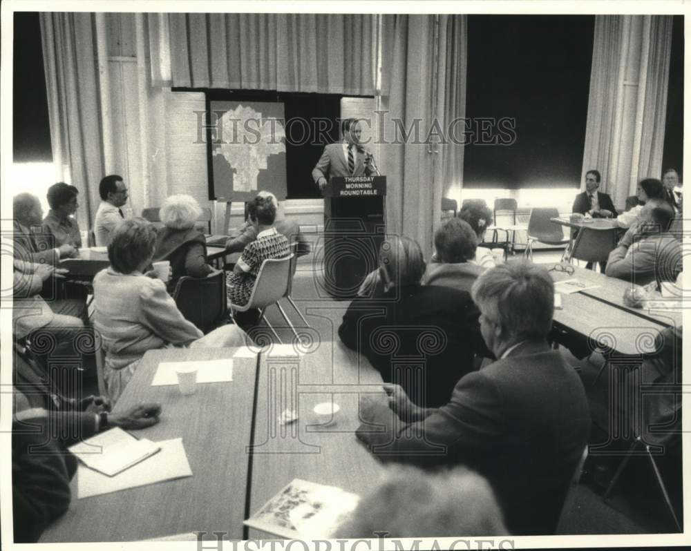 1986 Press Photo Tom Young Speaking at University College Round Table
