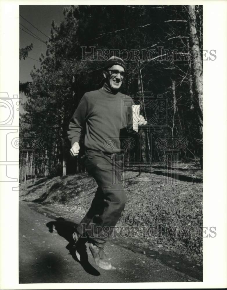 1990 Press Photo Edward Stabler running at Highland Forest Trail in Fabuis- Historic Images